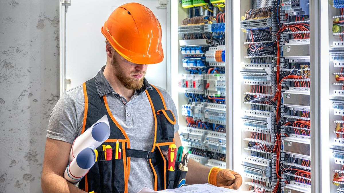 Mașina electrică și priza care nu ținea pasul cu ea