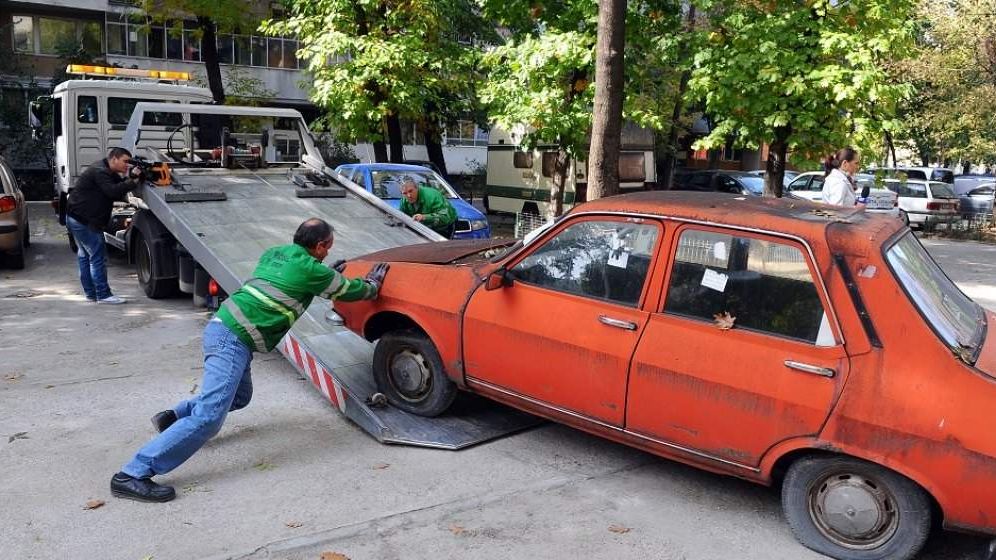 Primăria Sectorului 6 continuă ridicarea mașinilor abandonate. Aproape 1.000 de hârburi au dispărut de pe străzi