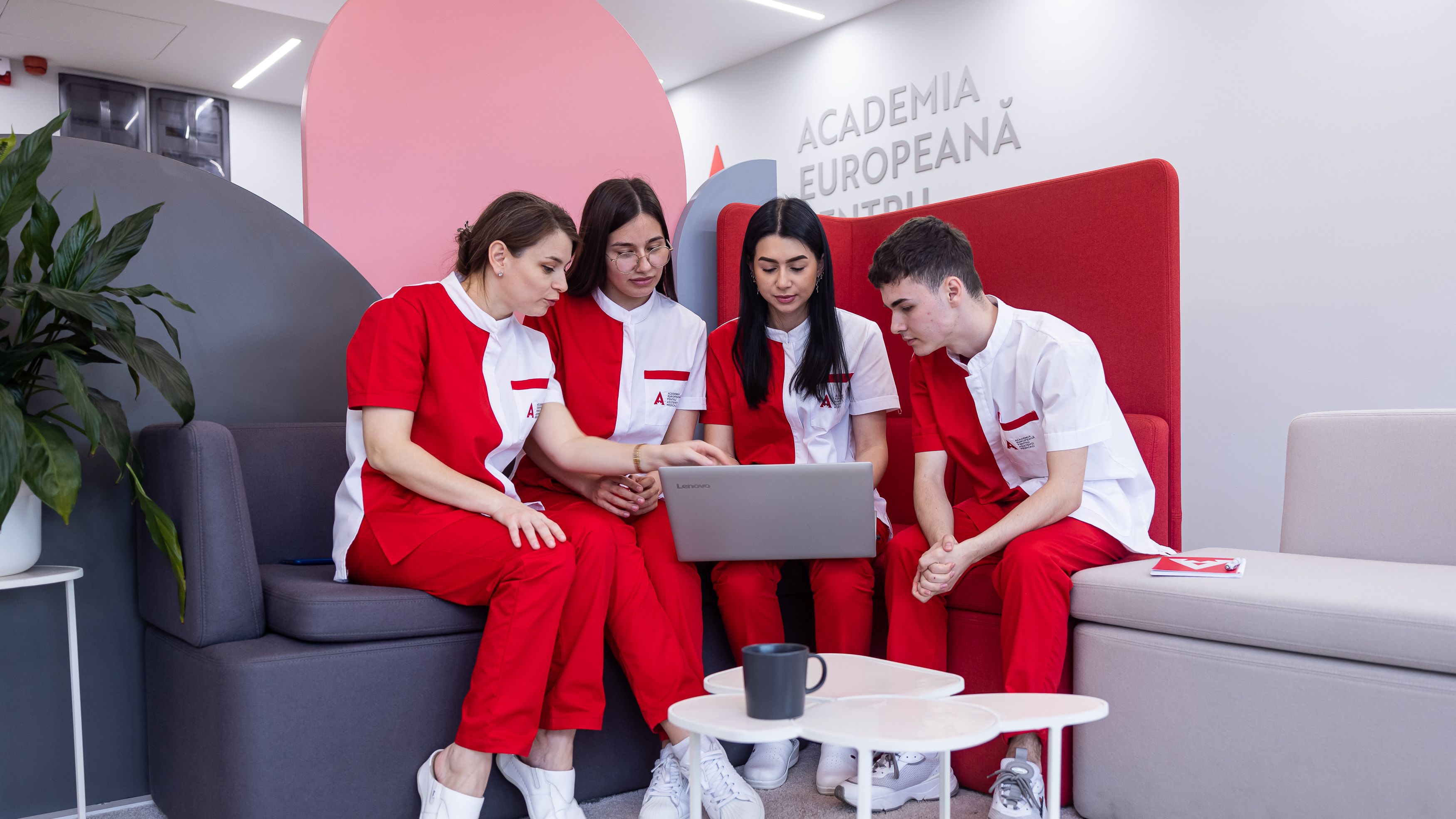 Se dă startul admiterii pentru asistenți medicali. În ce constă interviul la Academia Europeană pentru Asistenți Medicali