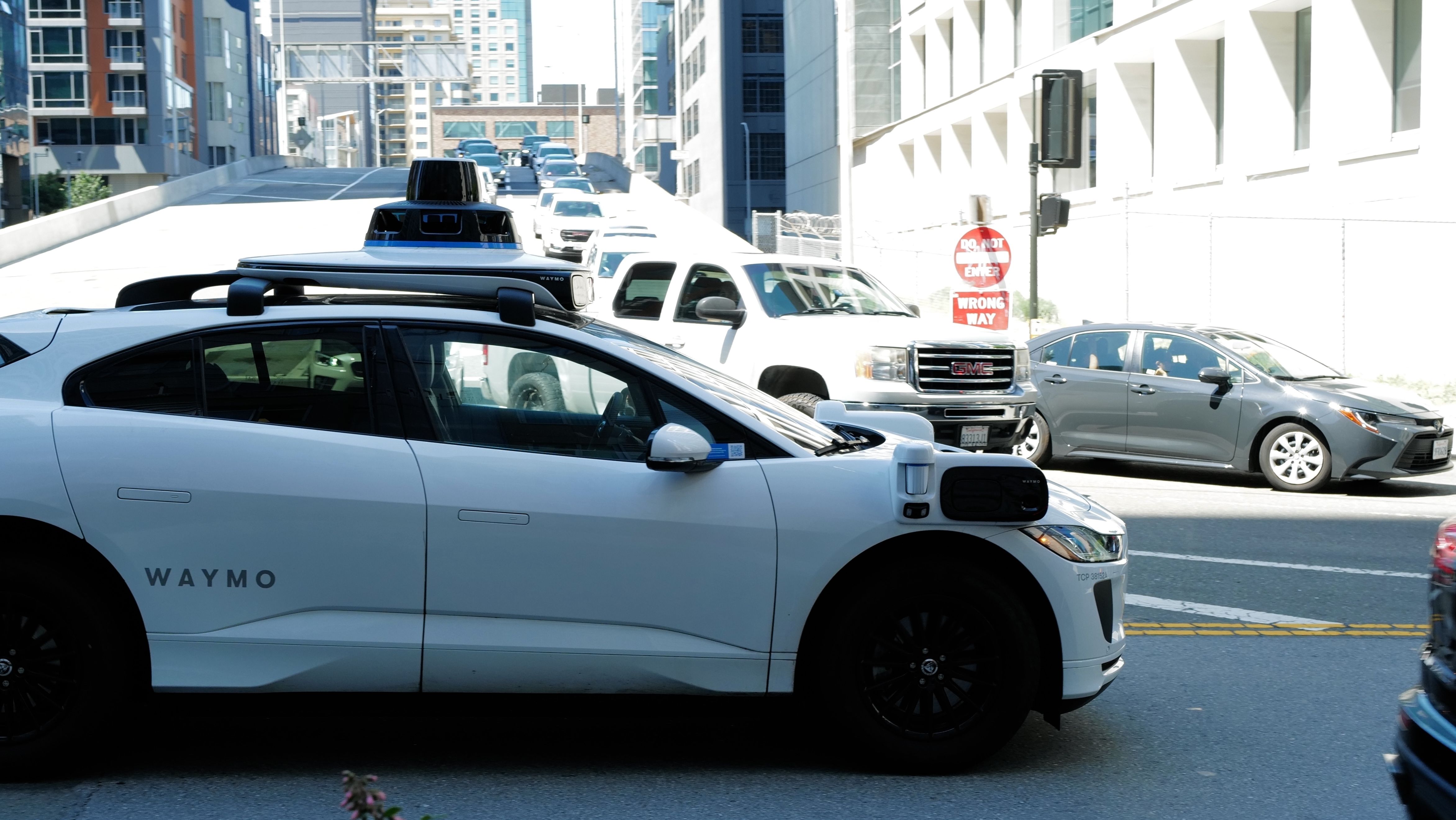 Robotaxiurile sunt mașinile viitorului. Cum a ajuns inteligența artificială să le ducă din teste pe străzile marilor orașe