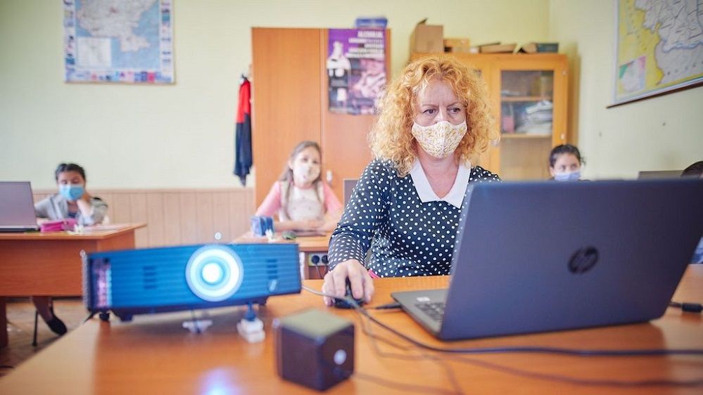 Sondaj: 61% dintre profesorii din mediul rural vor să creeze lecții digitale pentru a-și stimula elevii să fie atenți și să învețe mai bine