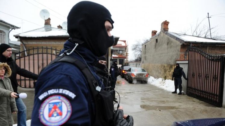 Politistii au confiscat droguri, electronice, arme si carduri, in urma a 165 de perchezitii la grupari de crima organizata