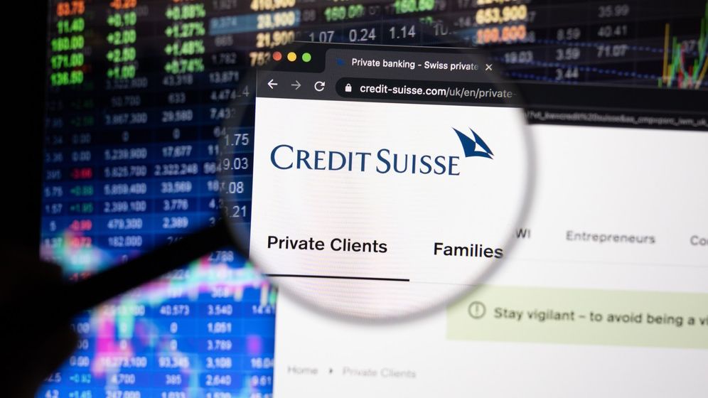 Credit Suisse, banca elvețiană a bogaților, tremură: clienții au retras 120 mld. $ în trei luni