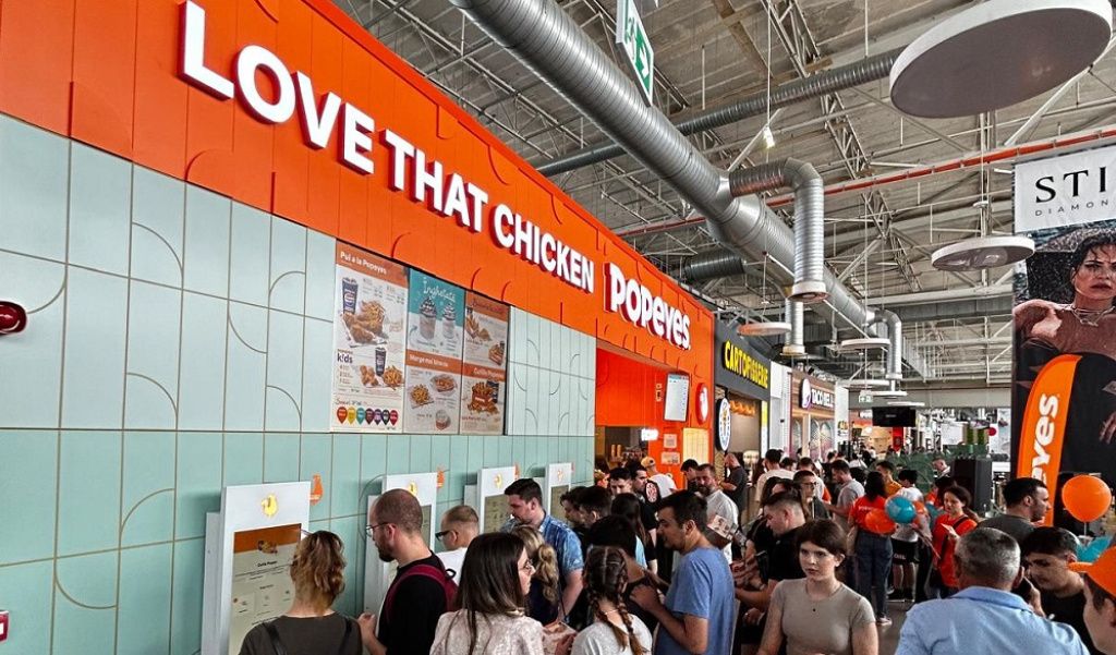 Coadă ca pe vremea lui Ceaușescu la deschiderea unui fast-food în Craiova. Oltenii s-au aliniat l - Imagine 6
