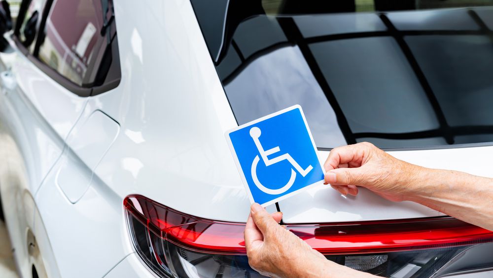 Persoanele cu dizabilități, obligate să folosască vehicule cu motoare de maximum 2.000 cmc dacă nu vor să plătească impozit
