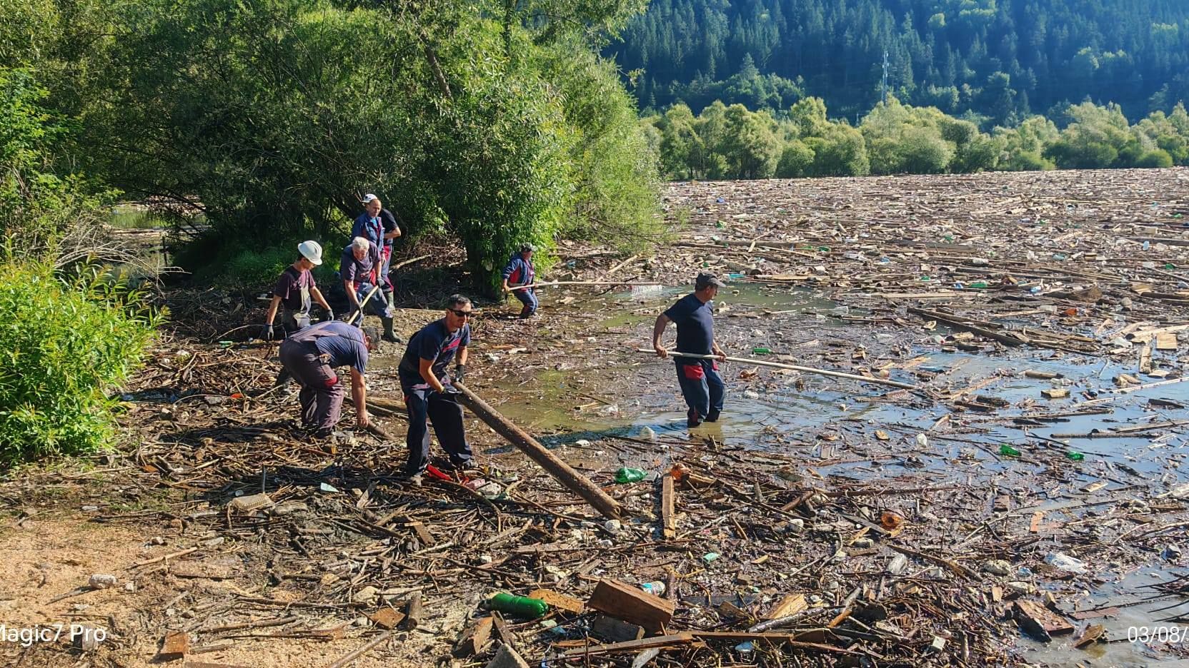 Situație critică la Bicaz: autoritățile lucrează pentru scoaterea deșeurilor din lac