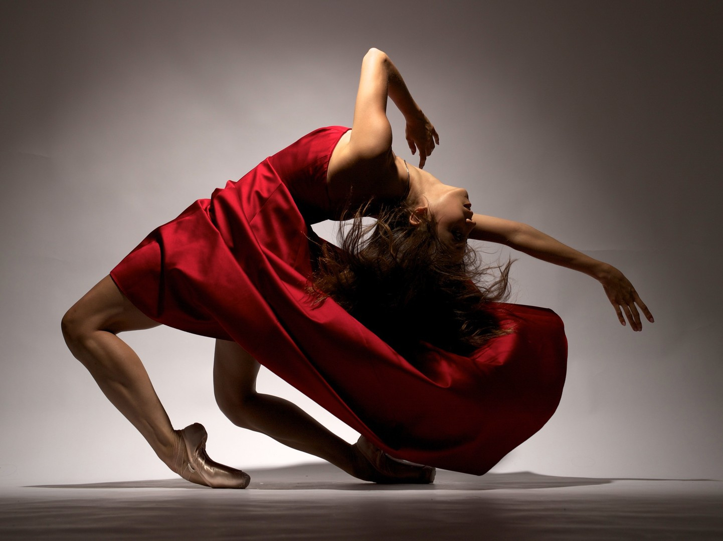 Balerina fizician care dansează cu roboții vine în România, Merritt ...