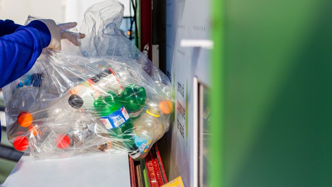 Peste 10.000 de clienţi Carrefour au donat PET-uri în schimbul fructelor și legumelor românești