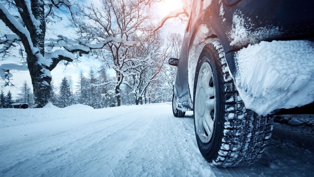Zăpada a paralizat DN1: Pompierii s-au dus cu ceai la șoferii rămași în trafic