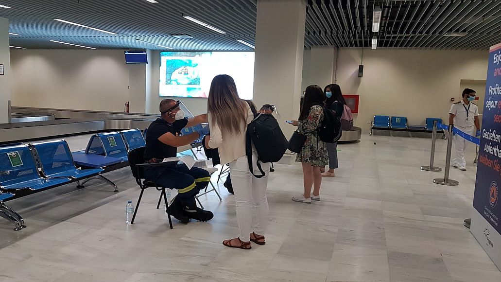REPORTAJ GRECIA: Cum se face și cât durează testul pentru COVID-19 făcut turiștilor români care ajung în Creta