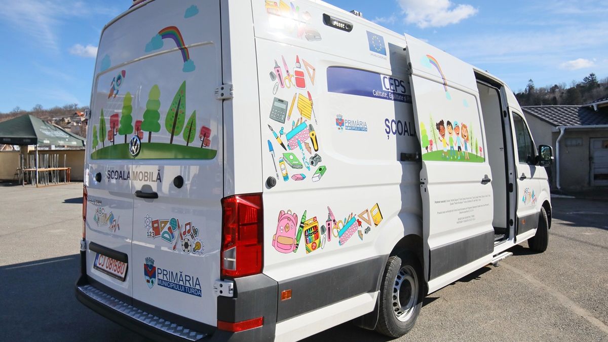 FOTO: Prima scoala mobila din Romania cutreiera strazile din Turda. Scopul principal: reducerea abandonului scolar in aceasta zona