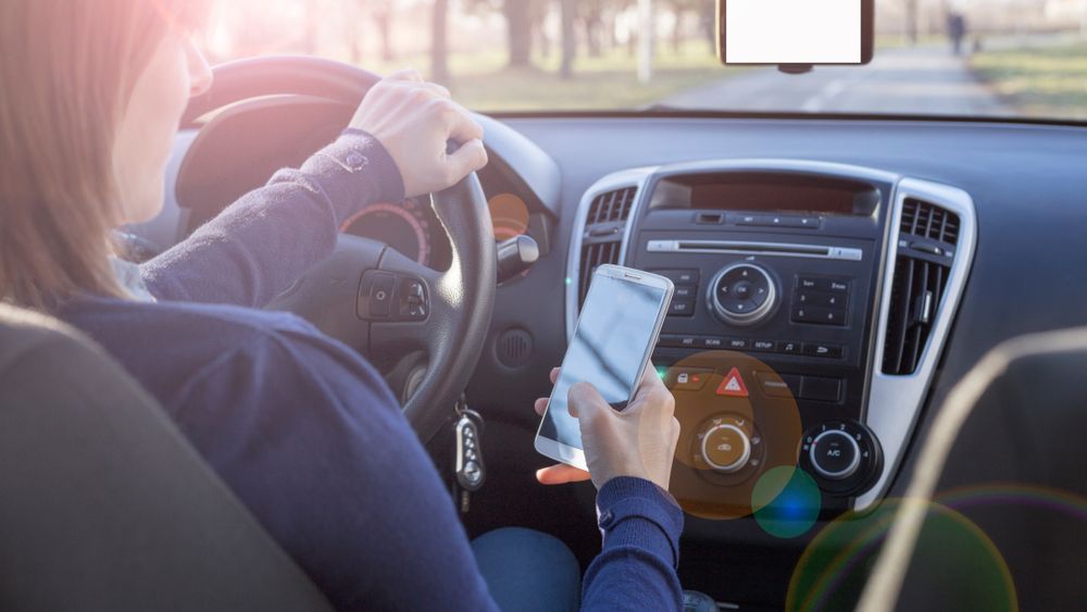 MAI schimba regulile: Poti ramane fara permis o luna daca esti surprins cu telefonul in mana la volan
