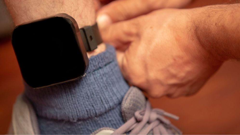 Israelul le va pune brățări electronice celor carantinați, pentru a-i controla