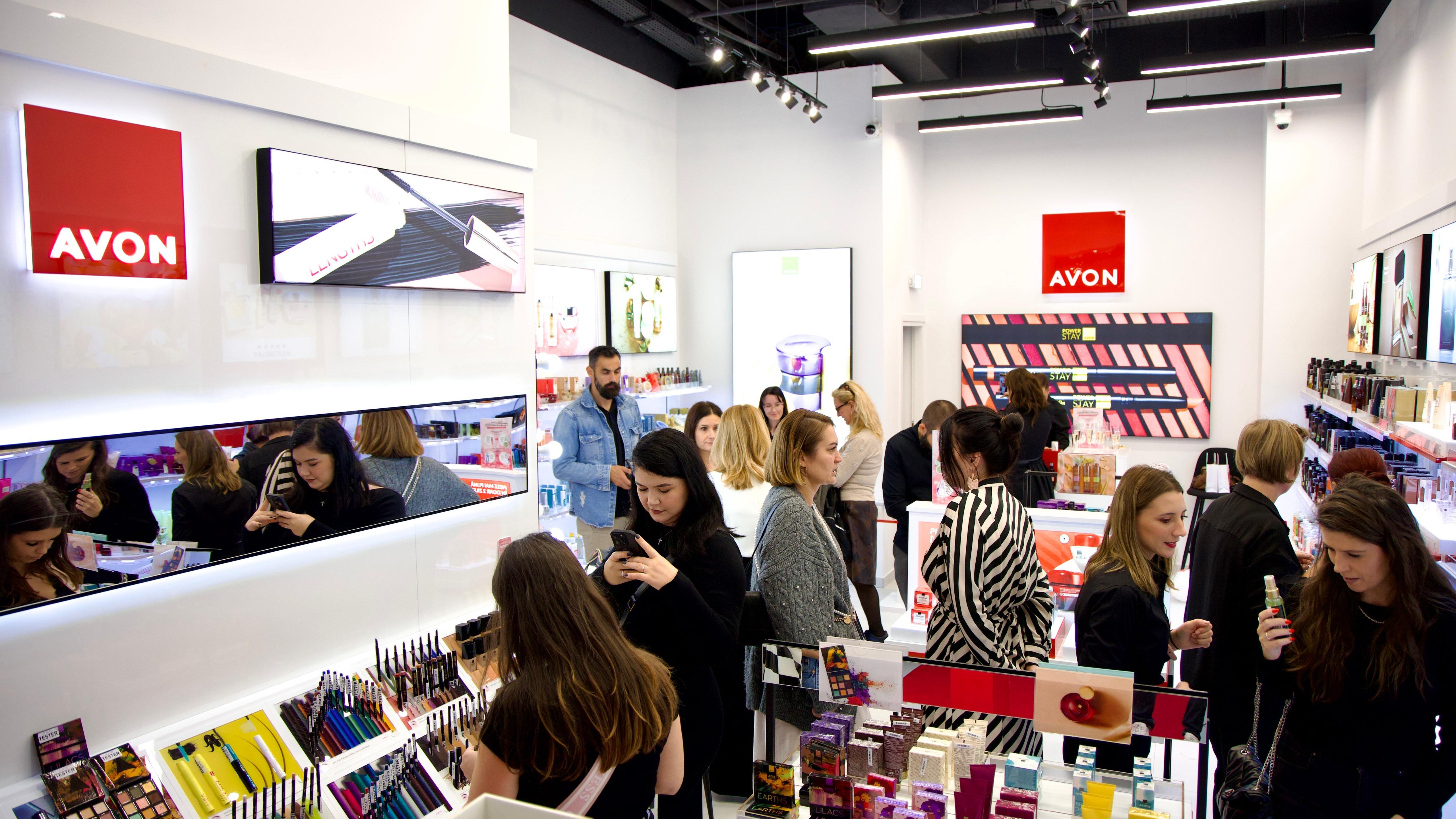 Avon mai face un pas spre colaborarea cu antreprenorii: deschide un nou magazin în sistem franciză în București