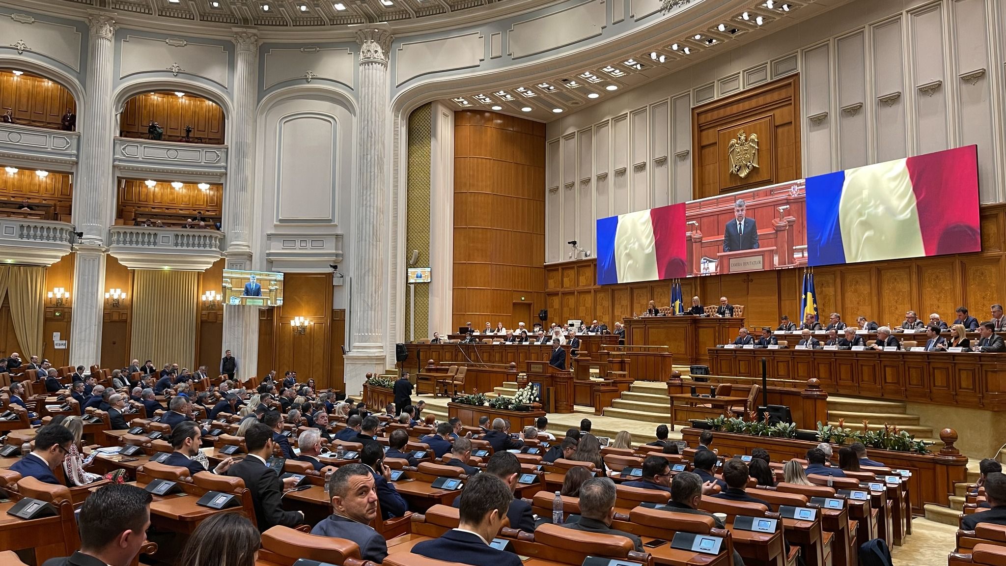 Bugetul pentru 2024, dezbătut în Parlament. Premierul promite că nu vor crește taxele, Simion și Șoșoacă s-au încăierat