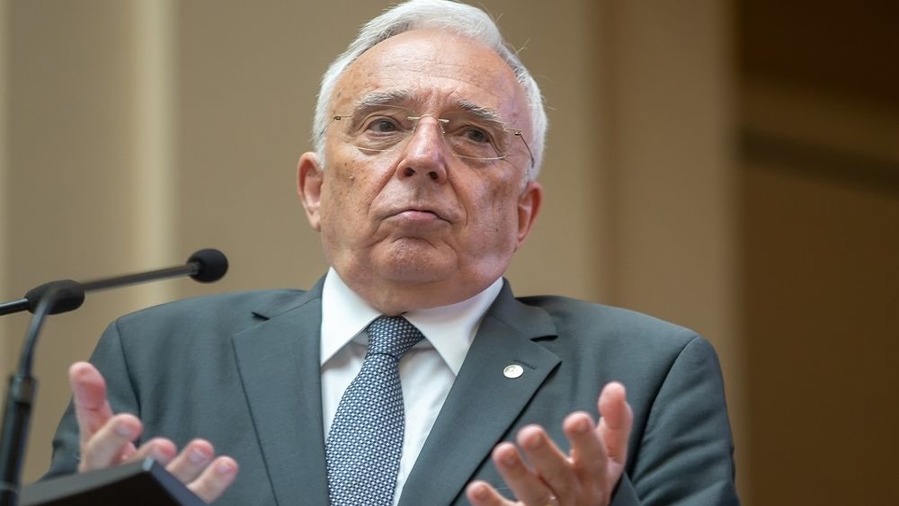 Analiștii nu cred că BNR își va lua mâna de pe curs, dar nici că România merită un leu mai puternic