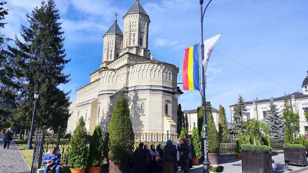 Politicienii se înghesuie la slujba de Sf. Parascheva de la Iași