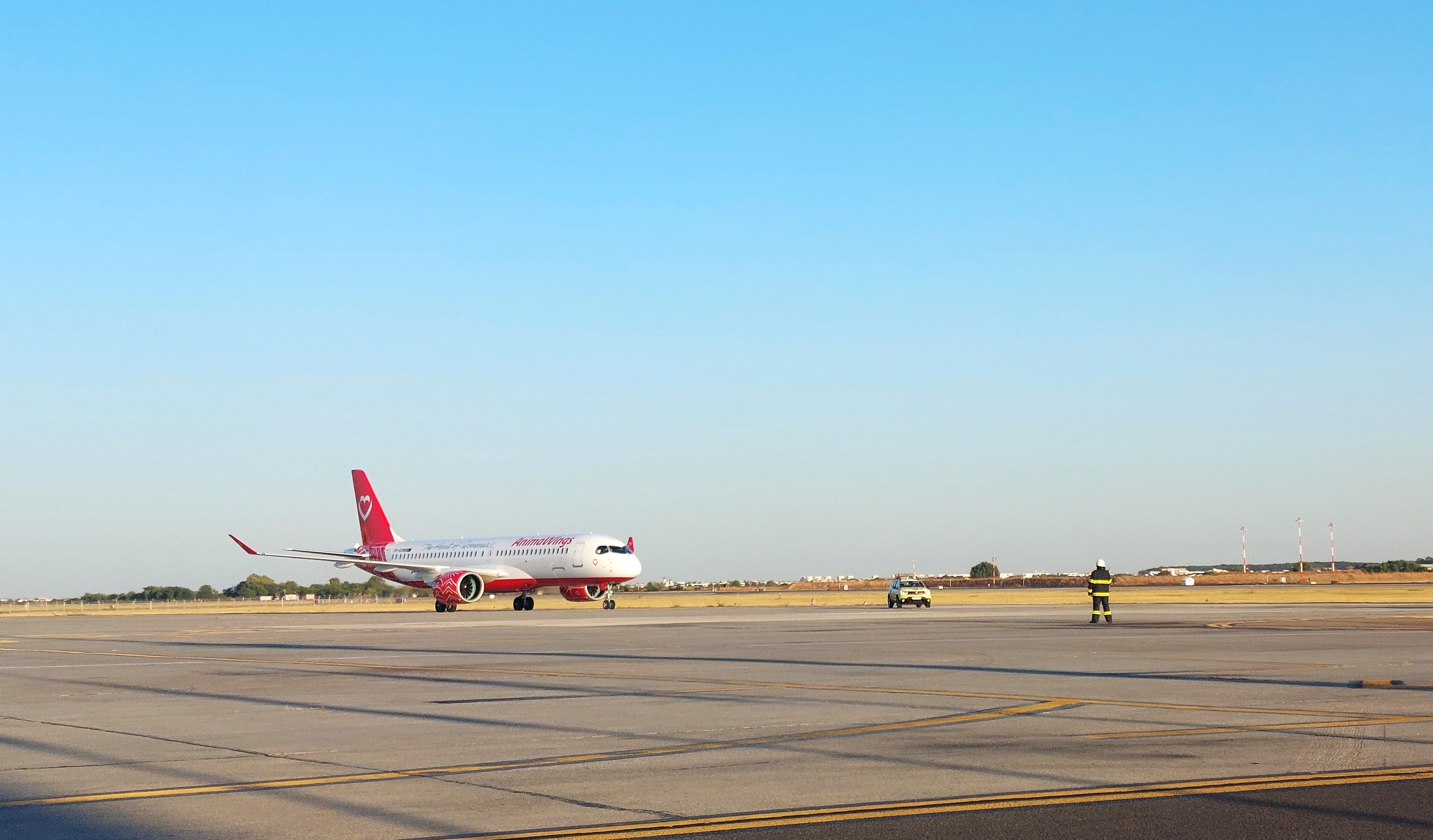 FOTO-VIDEO | Cum arată cea mai nouă aeronava inaugurată de AnimaWings. Compania vrea să ajungă la o flotă de 18 aeronave în următorii doi ani - Poza 7