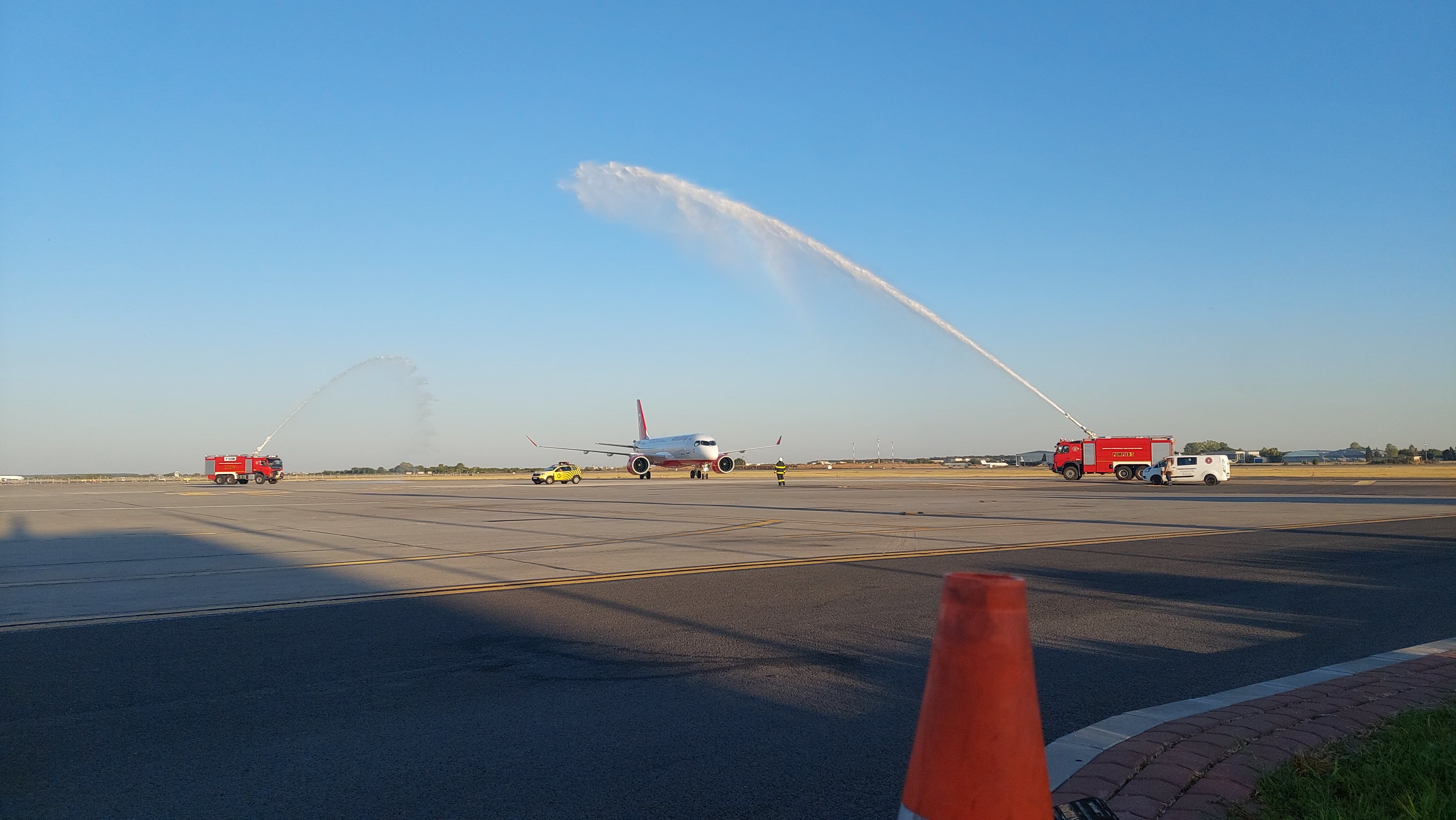 FOTO-VIDEO | Cum arată cea mai nouă aeronava inaugurată de AnimaWings. Compania vrea să ajungă la o flotă de 18 aeronave în următorii doi ani - Poza 8