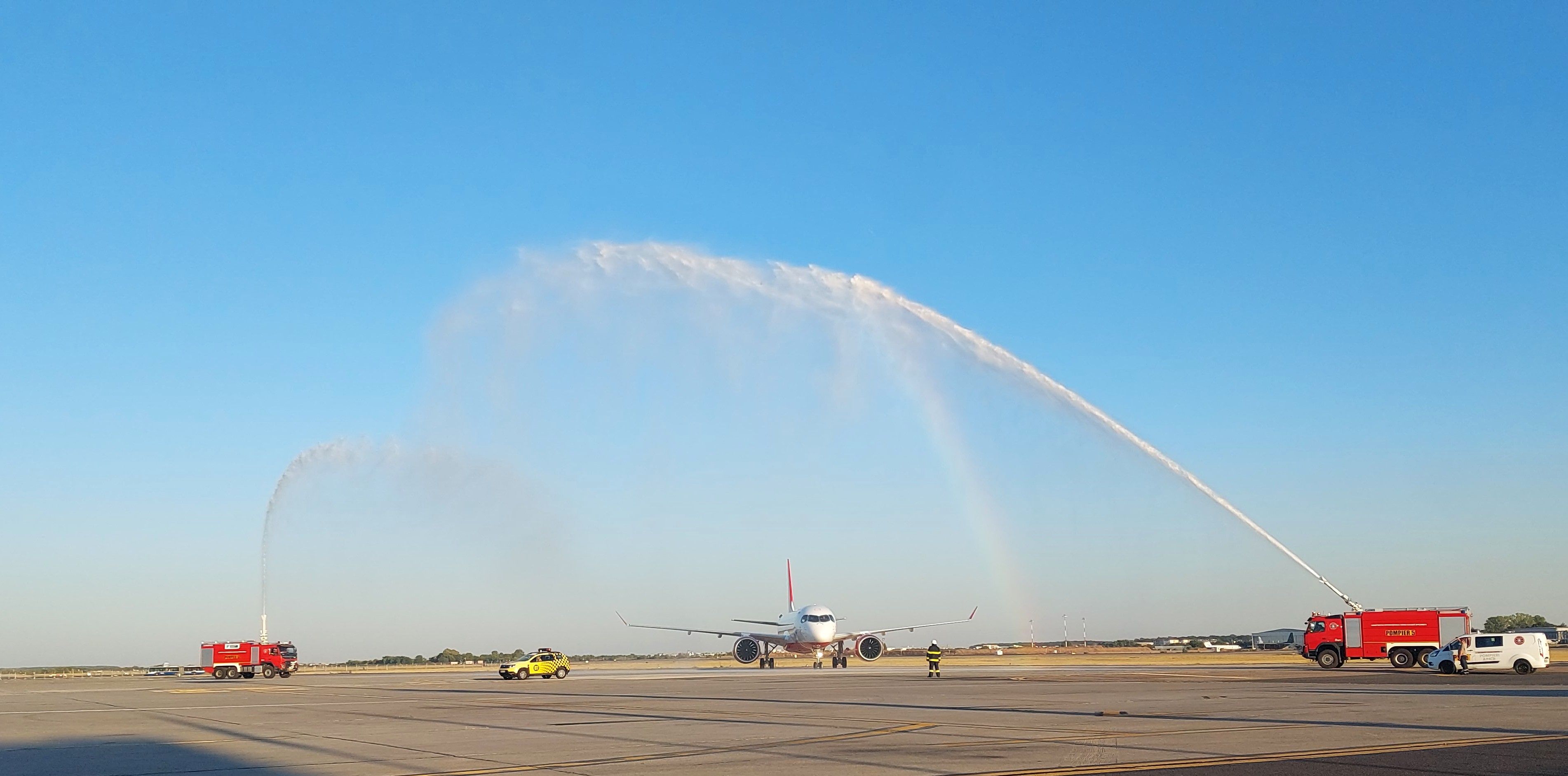 FOTO-VIDEO | Cum arată cea mai nouă aeronava inaugurată de AnimaWings. Compania vrea să ajungă la o flotă de 18 aeronave în următorii doi ani - Poza 9