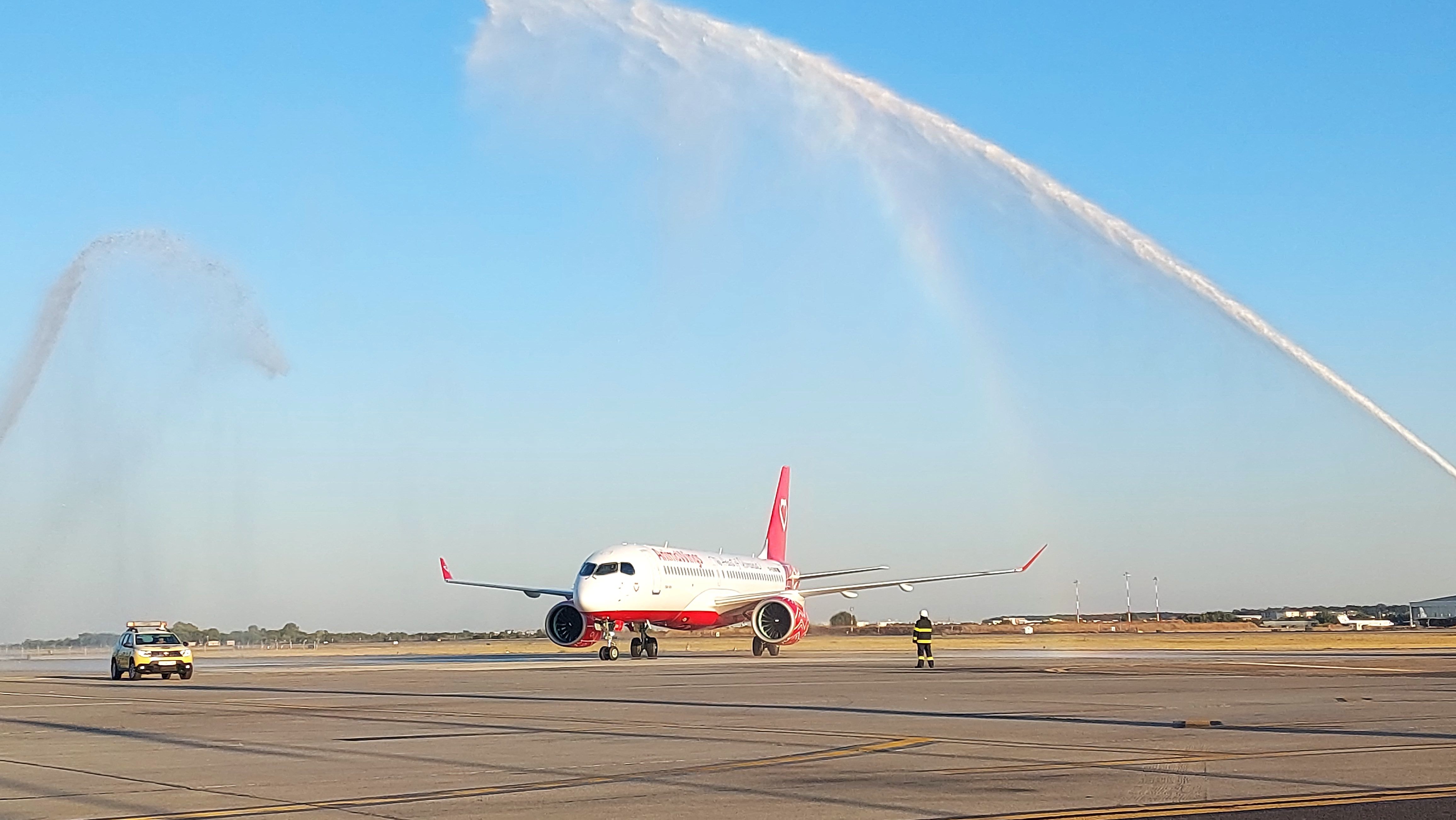 FOTO-VIDEO | Cum arată cea mai nouă aeronava inaugurată de AnimaWings. Compania vrea să ajungă la o flotă de 18 aeronave în următorii doi ani - Poza 11