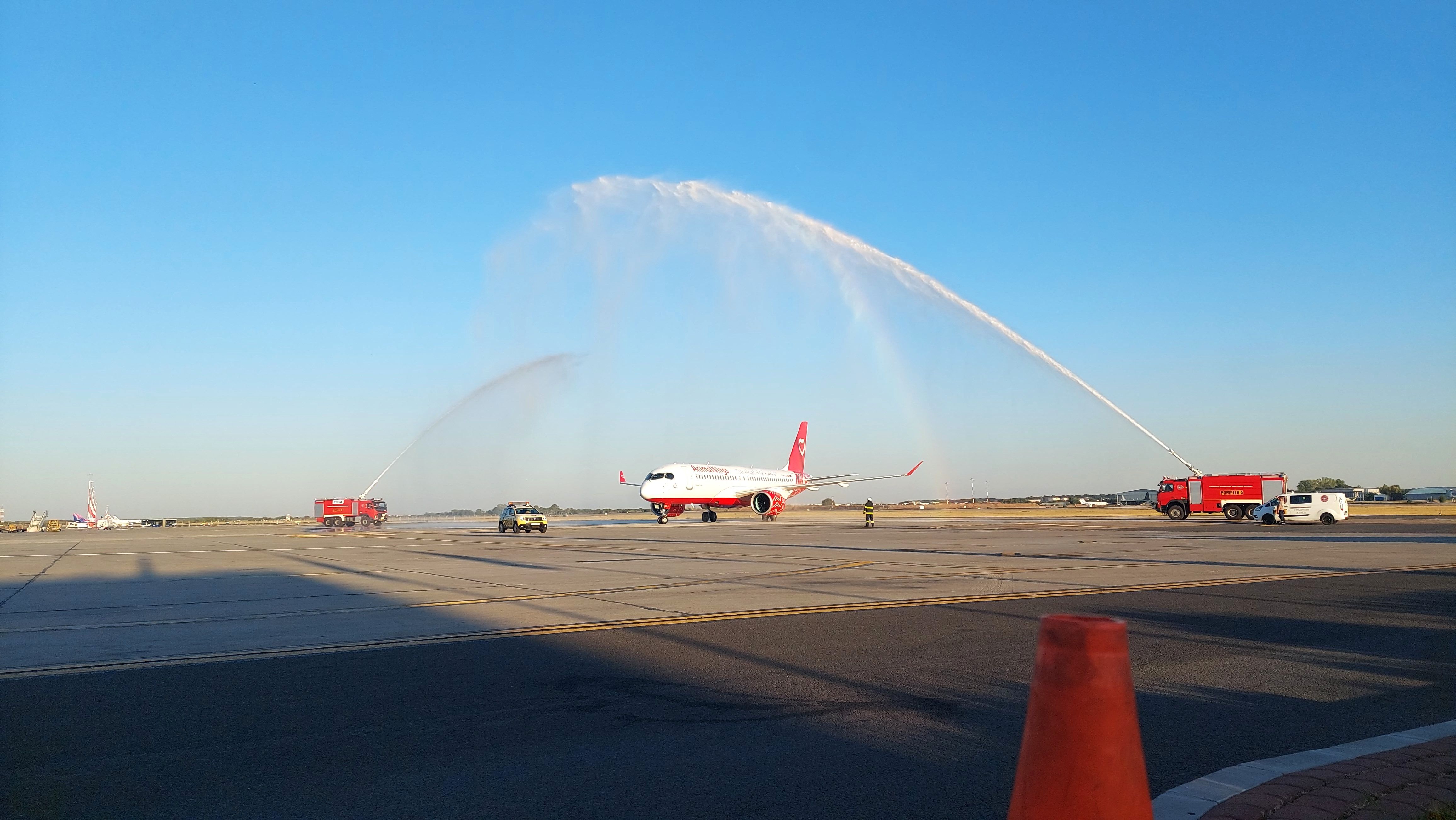 FOTO-VIDEO | Cum arată cea mai nouă aeronava inaugurată de AnimaWings. Compania vrea să ajungă la o flotă de 18 aeronave în următorii doi ani - Poza 12