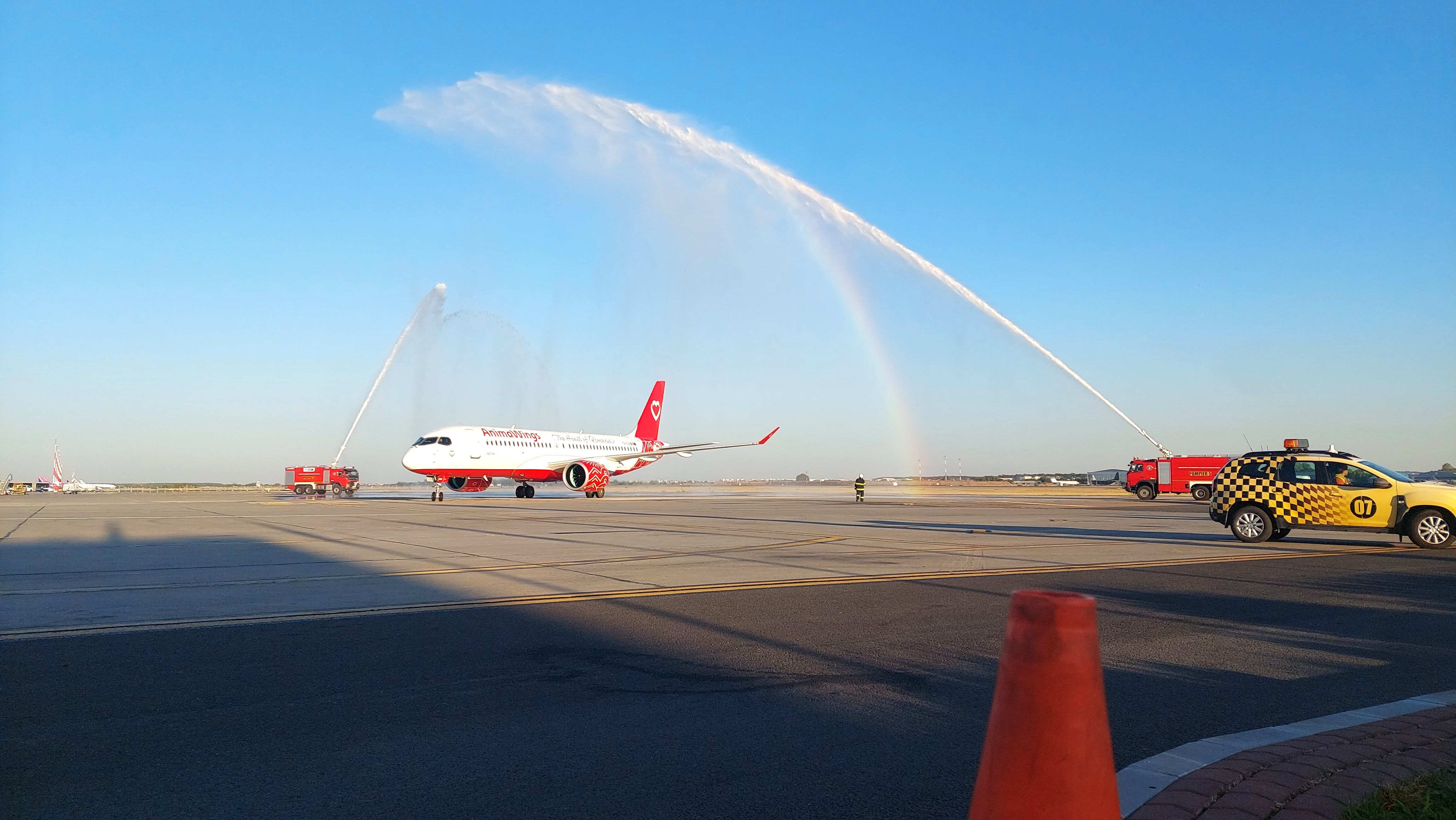 FOTO-VIDEO | Cum arată cea mai nouă aeronava inaugurată de AnimaWings. Compania vrea să ajungă la o flotă de 18 aeronave în următorii doi ani - Poza 13