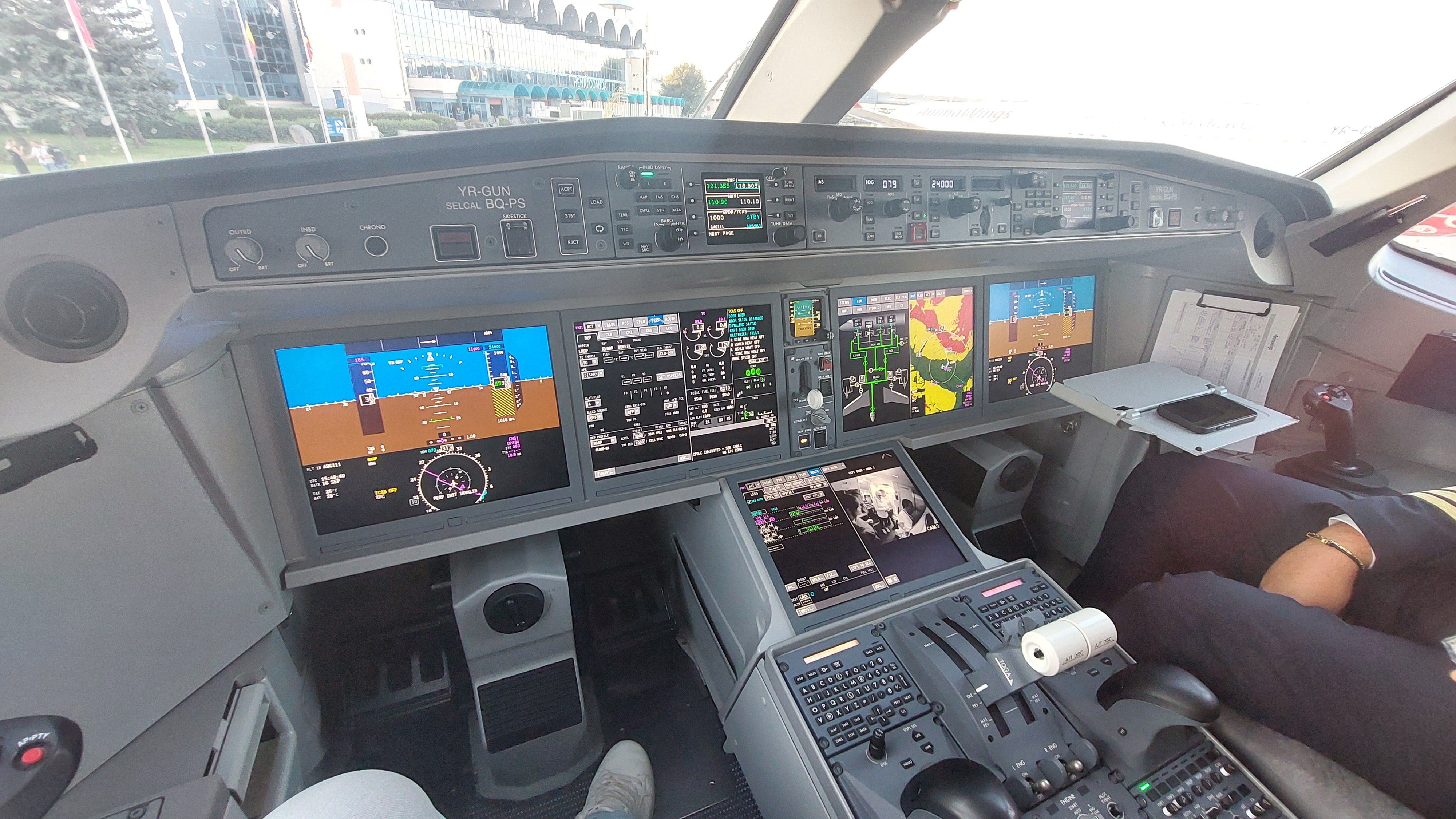 FOTO-VIDEO | Cum arată cea mai nouă aeronava inaugurată de AnimaWings. Compania vrea să ajungă la o flotă de 18 aeronave în următorii doi ani - Poza 23