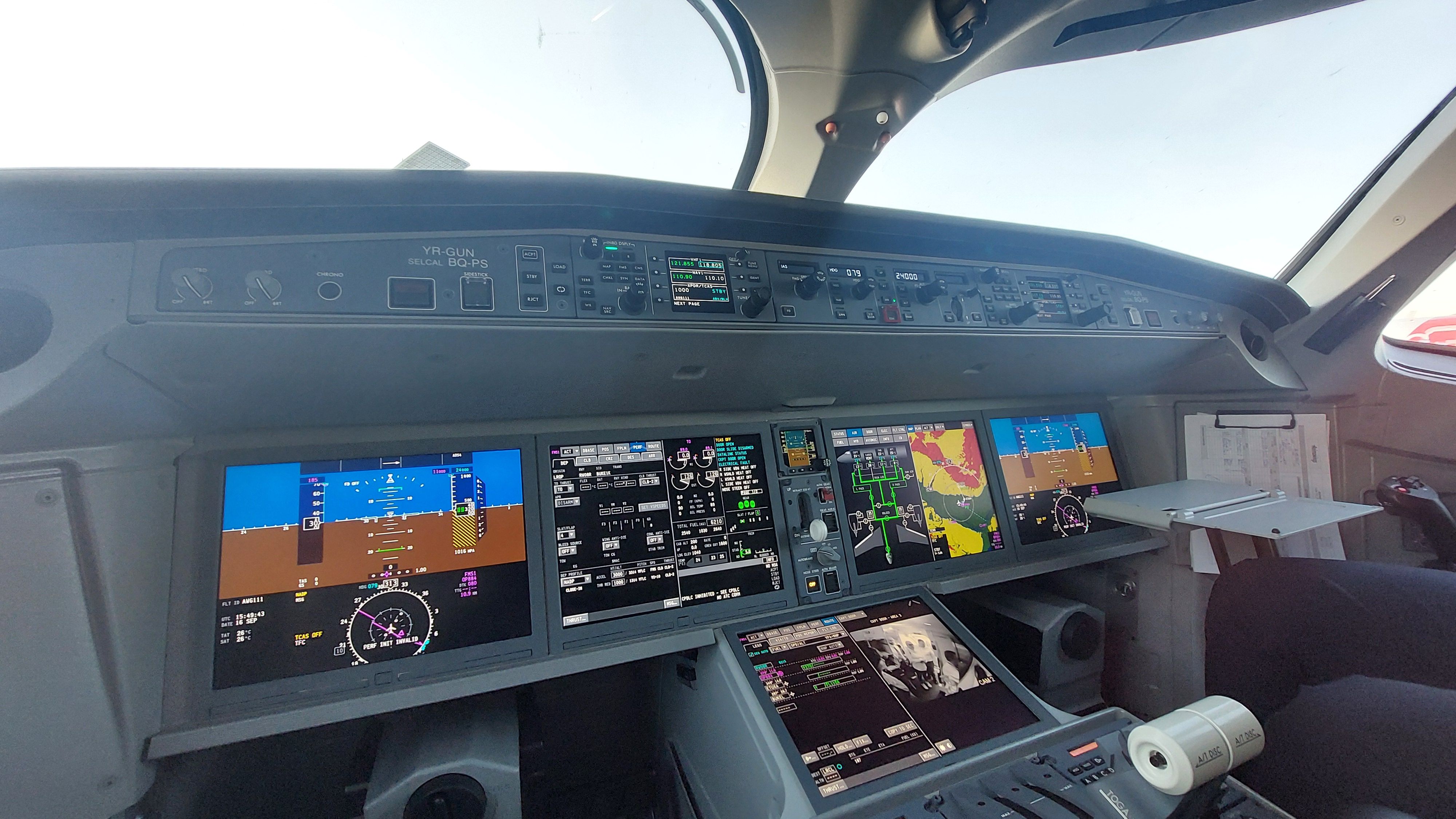 FOTO-VIDEO | Cum arată cea mai nouă aeronava inaugurată de AnimaWings. Compania vrea să ajungă la o flotă de 18 aeronave în următorii doi ani - Poza 24