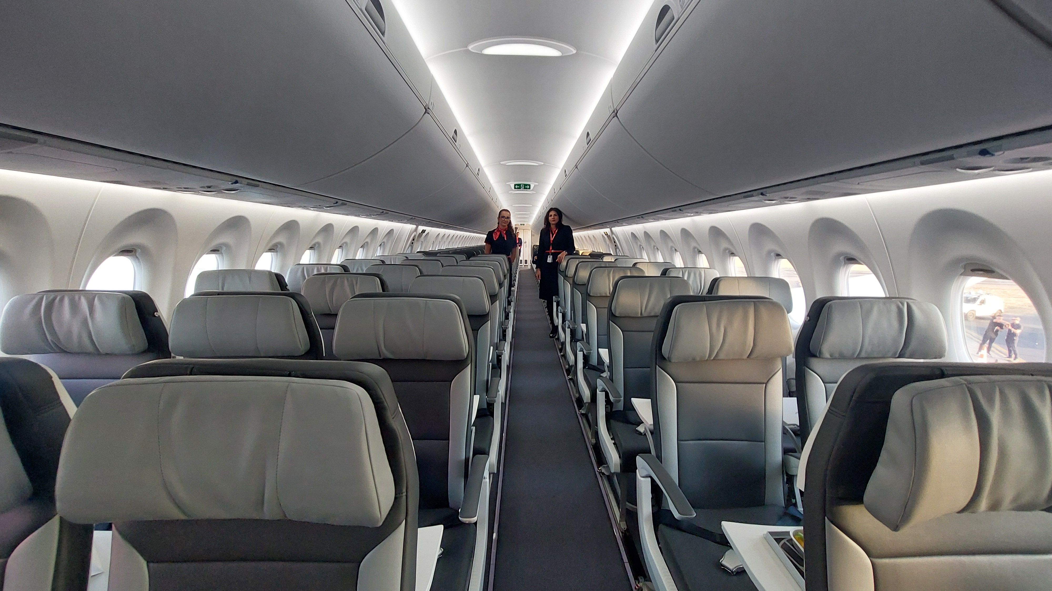 FOTO-VIDEO | Cum arată cea mai nouă aeronava inaugurată de AnimaWings. Compania vrea să ajungă la o flotă de 18 aeronave în următorii doi ani - Poza 25