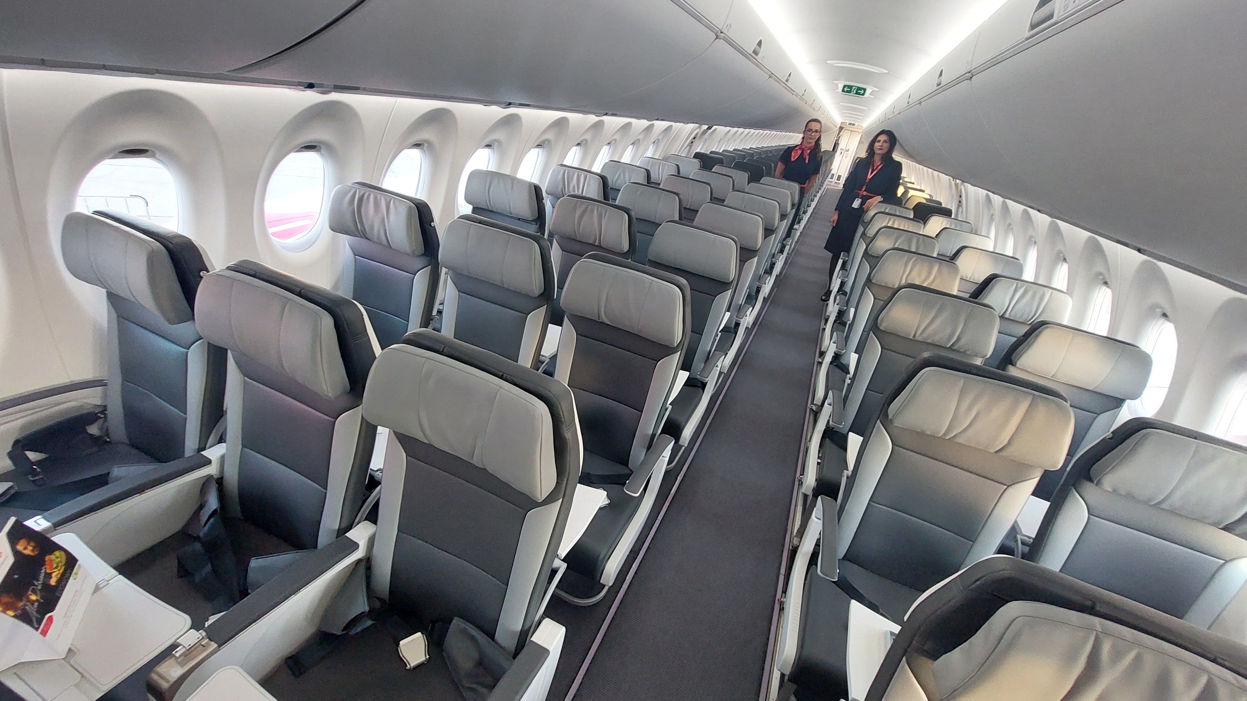 FOTO-VIDEO | Cum arată cea mai nouă aeronava inaugurată de AnimaWings. Compania vrea să ajungă la o flotă de 18 aeronave în următorii doi ani - Poza 26