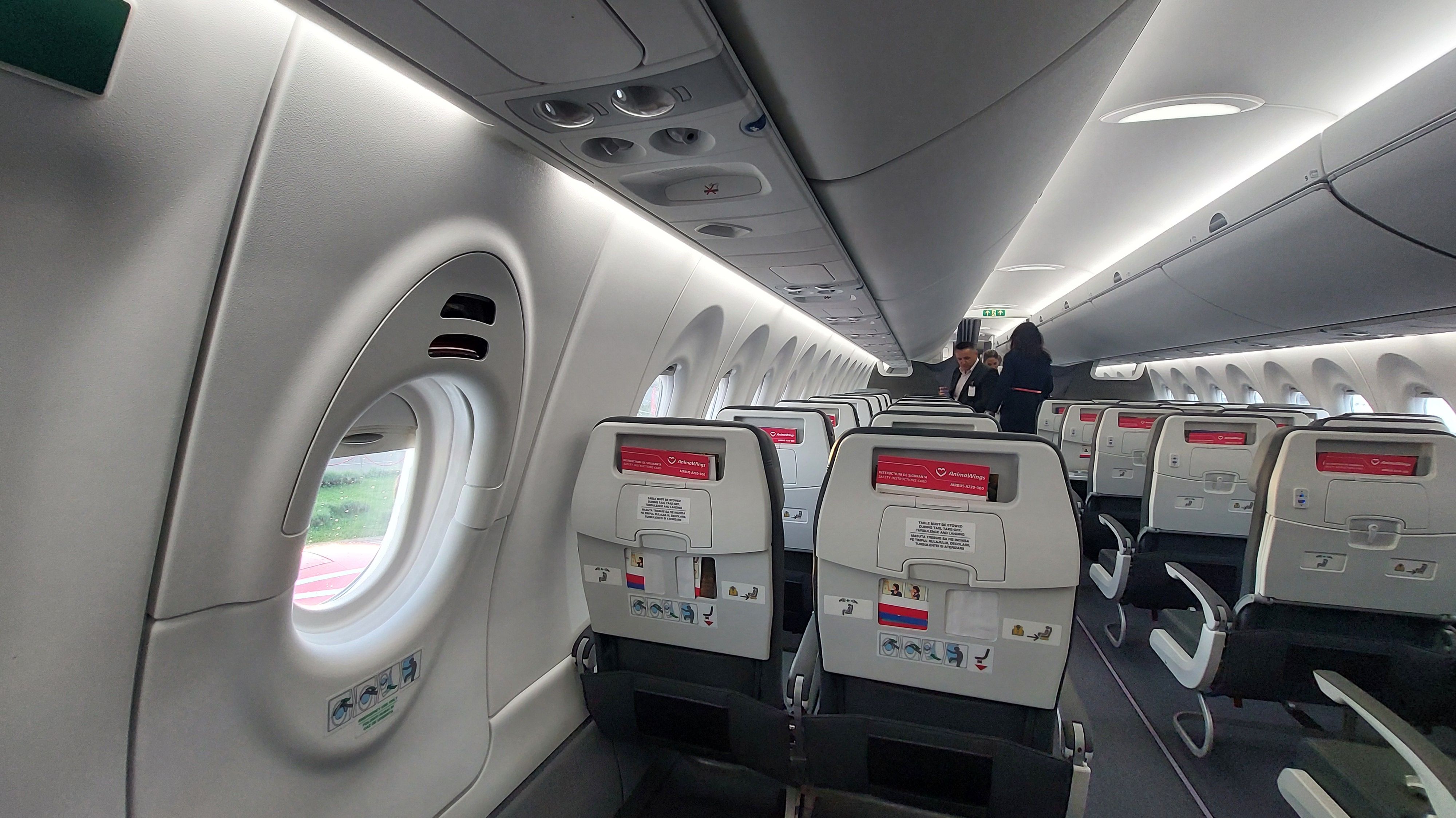 FOTO-VIDEO | Cum arată cea mai nouă aeronava inaugurată de AnimaWings. Compania vrea să ajungă la o flotă de 18 aeronave în următorii doi ani - Poza 29