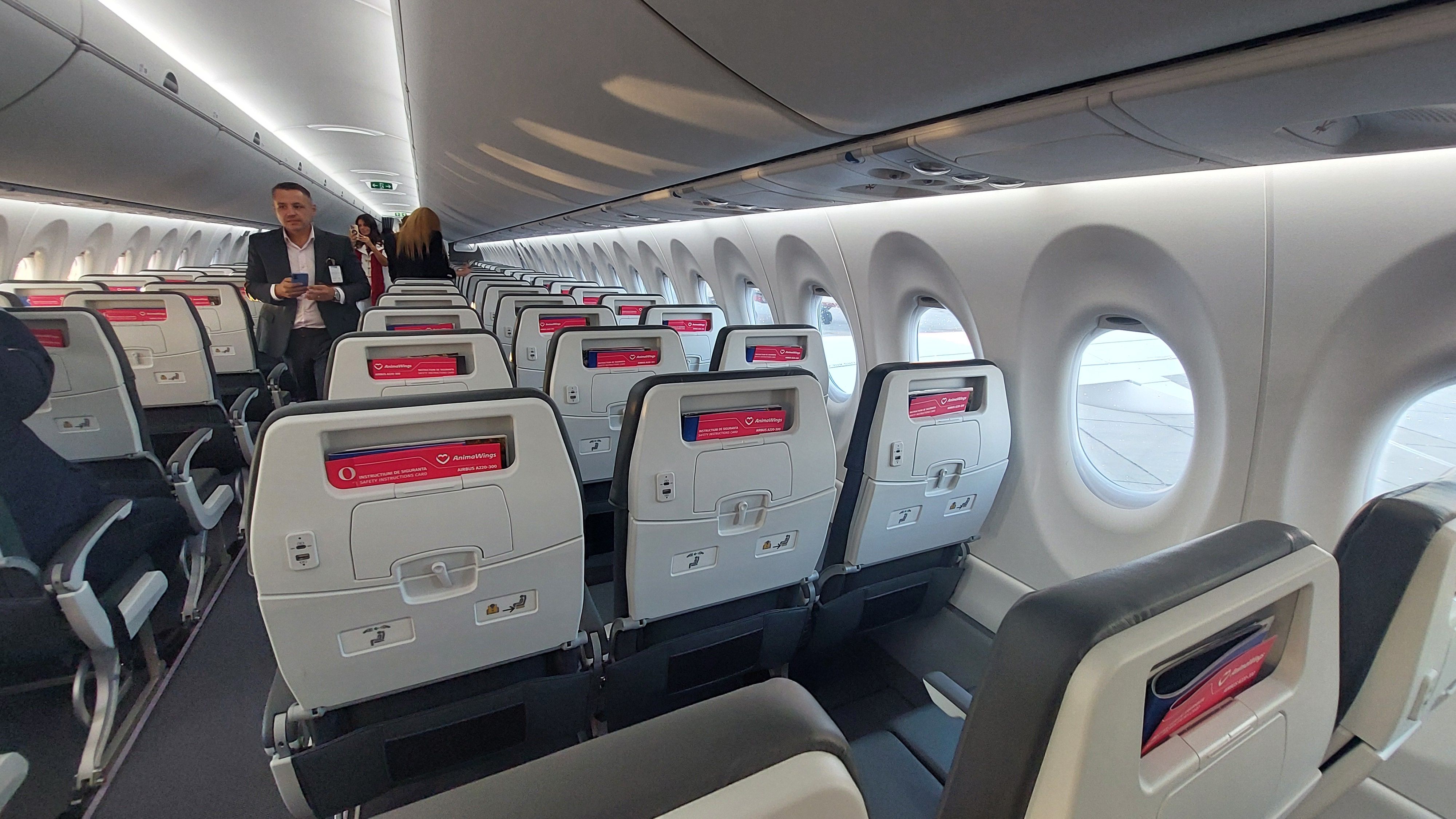 FOTO-VIDEO | Cum arată cea mai nouă aeronava inaugurată de AnimaWings. Compania vrea să ajungă la o flotă de 18 aeronave în următorii doi ani - Poza 33