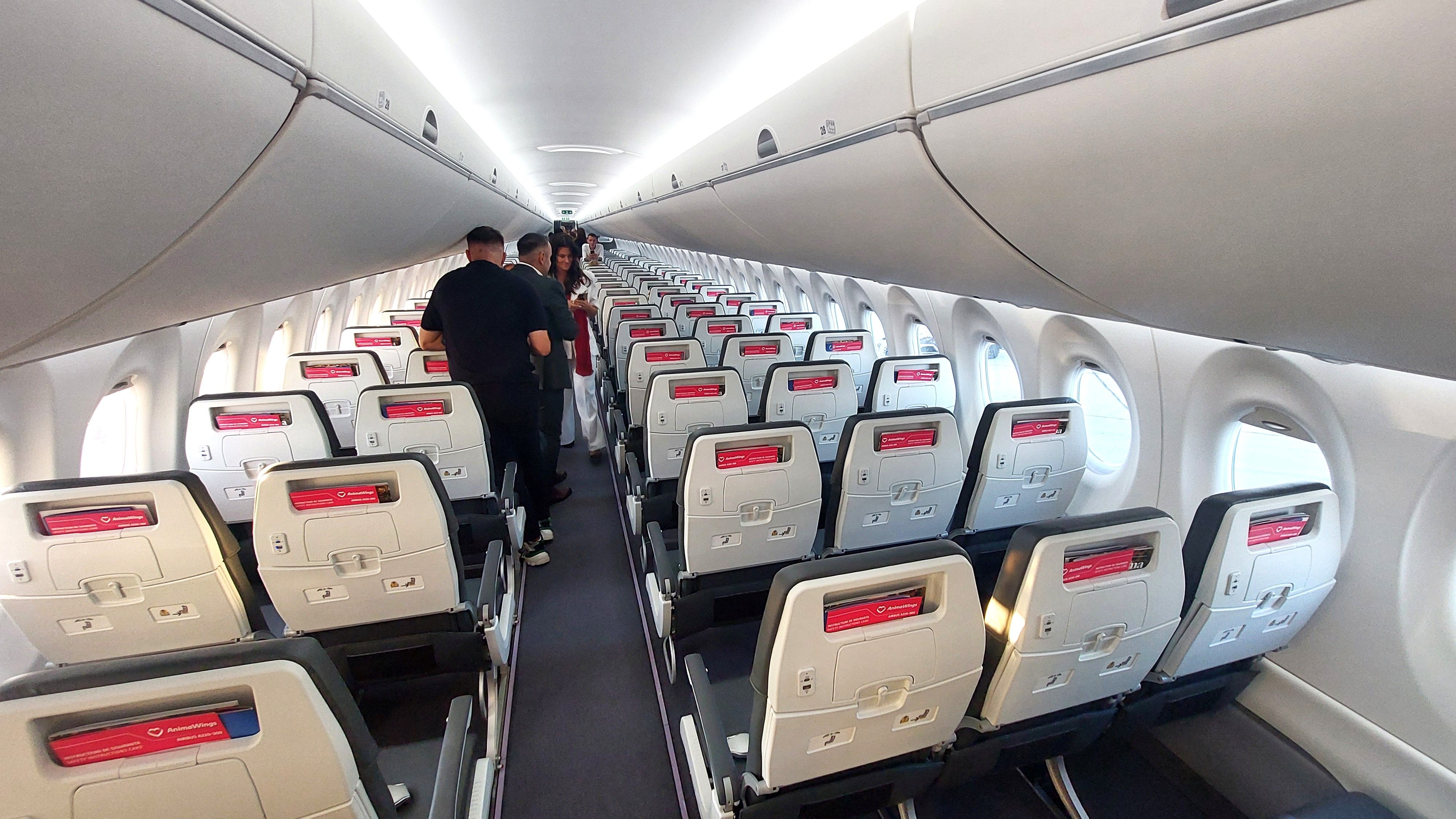 FOTO-VIDEO | Cum arată cea mai nouă aeronava inaugurată de AnimaWings. Compania vrea să ajungă la o flotă de 18 aeronave în următorii doi ani - Poza 32