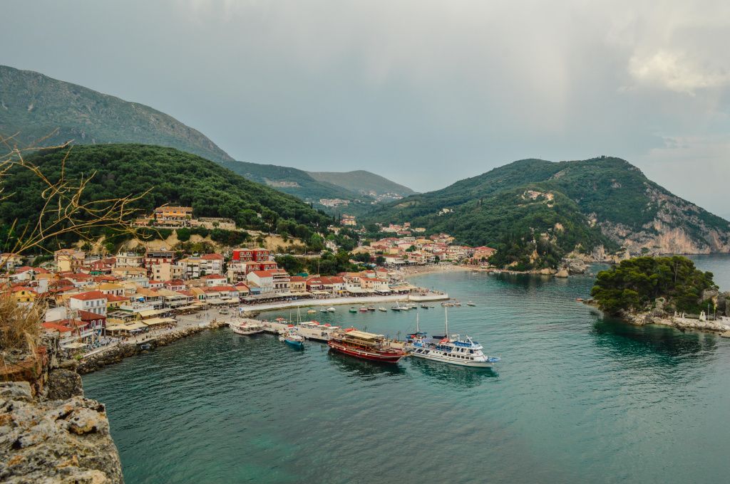 Priveliștea asupra golfului din Parga, de la înălțimea castelului.