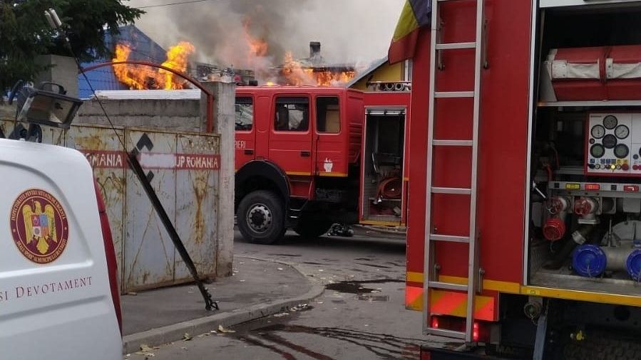 Incendiu la un ansamblu rezidențial din Capitală