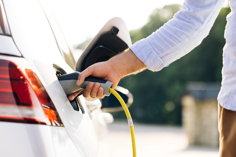 Libra lansează un credit special pentru mașini electrice: dobânda e fixă, iar banca îți dă până la 150.000 de lei, chiar dacă mașina e second-hand
