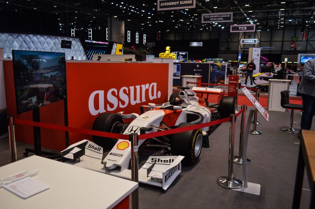 Un simulator de Formula 1 într-o replică de monopost, cu culori de McLaren din anii '80-'90
