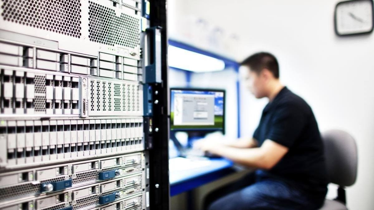 Cum pot adapta organizațiile modelul de lucru hibrid la nevoile de securitate?