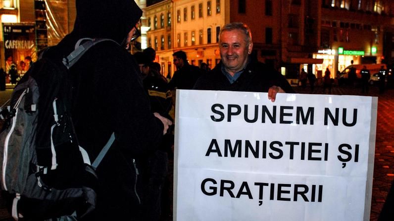 Aproape 3.000 de manifestanti au ajuns la Guvern: "Demisia, demisia!", "DNA sa vina sa va ia", "Jos penalii!