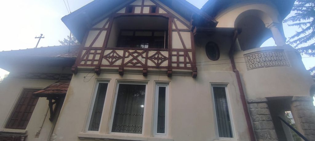 FOTO: Cum arată conacul confiscat de la nepotul lui Carol al II-lea. ANAF îl ieftinește cu 25% - Imagine 5