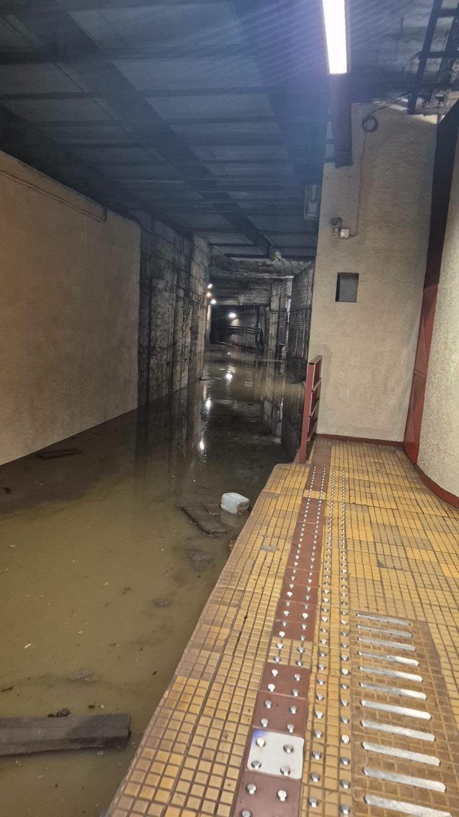 Stația de metrou Piața Victoriei, închisă. Furtuna de aseară a inundat peronul