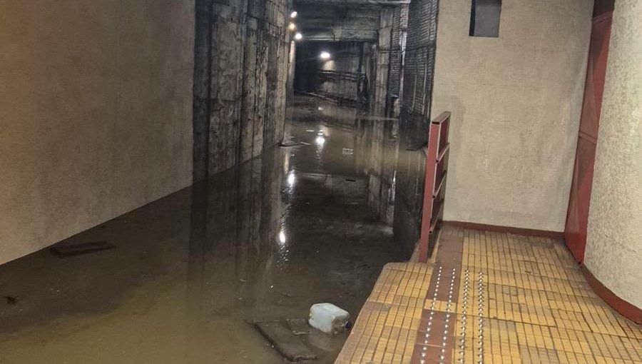 Stația de metrou Piața Victoriei, închisă. Furtuna de aseară a inundat peronul