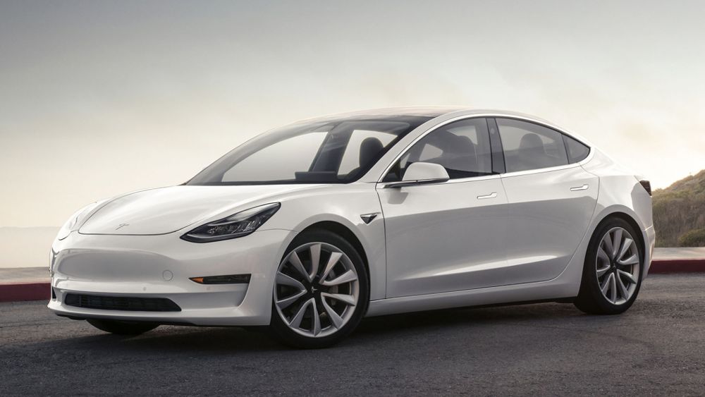 Tesla a livrat primele 30 de masini electrice Model 3. Are un display de 15 inch in loc de ceasuri de bord