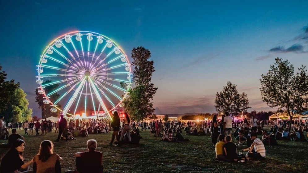 [FOTO] Peste 33.000 de persoane in prima zi de Electric Castle. Detalii despre festivalul din Bontida: acces, program si tips & tricks