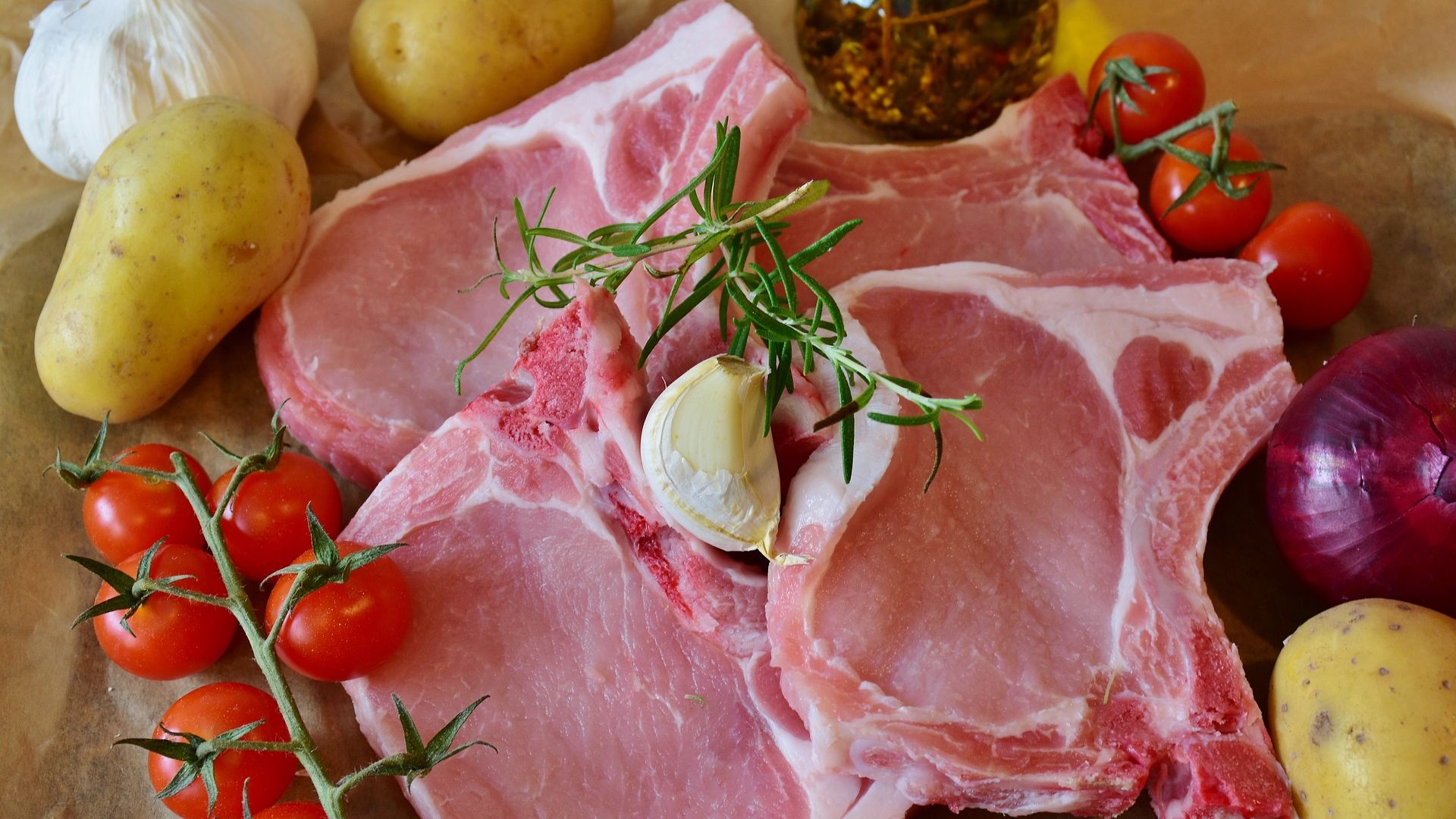 Carnea de porc va fi mai scumpa cu 15-20% de Sarbatori, din cauza deficitului din UE si a deprecierii leului