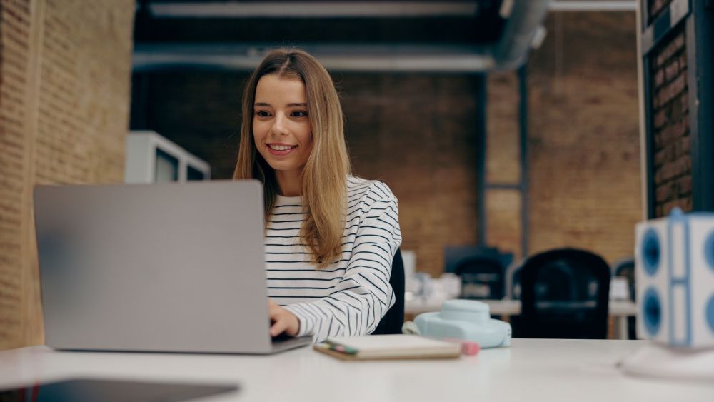 Radiografie la jumătatea anului. Cum arată piața muncii după primele șase luni: „Declinul industriei IT are un impact în toate domeniile”