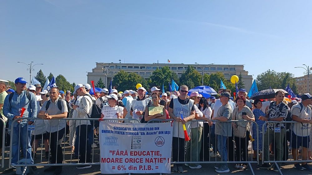 Protest de amploare în Piața Victoriei: Mii de bugetari pichetează Guvernul