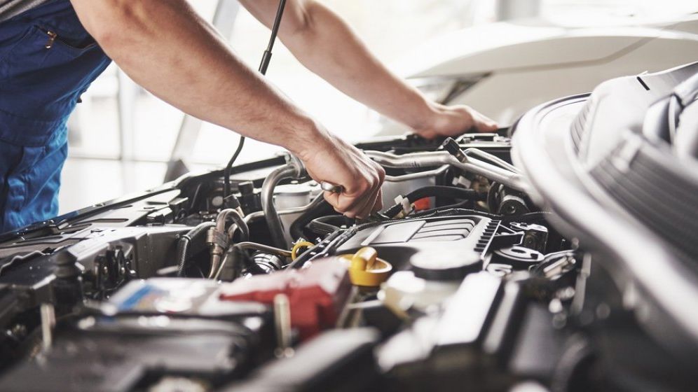 Disputa dintre asiguratori și service-uri ar putea duce la scumpirea reparațiilor auto. Ce spun avocații