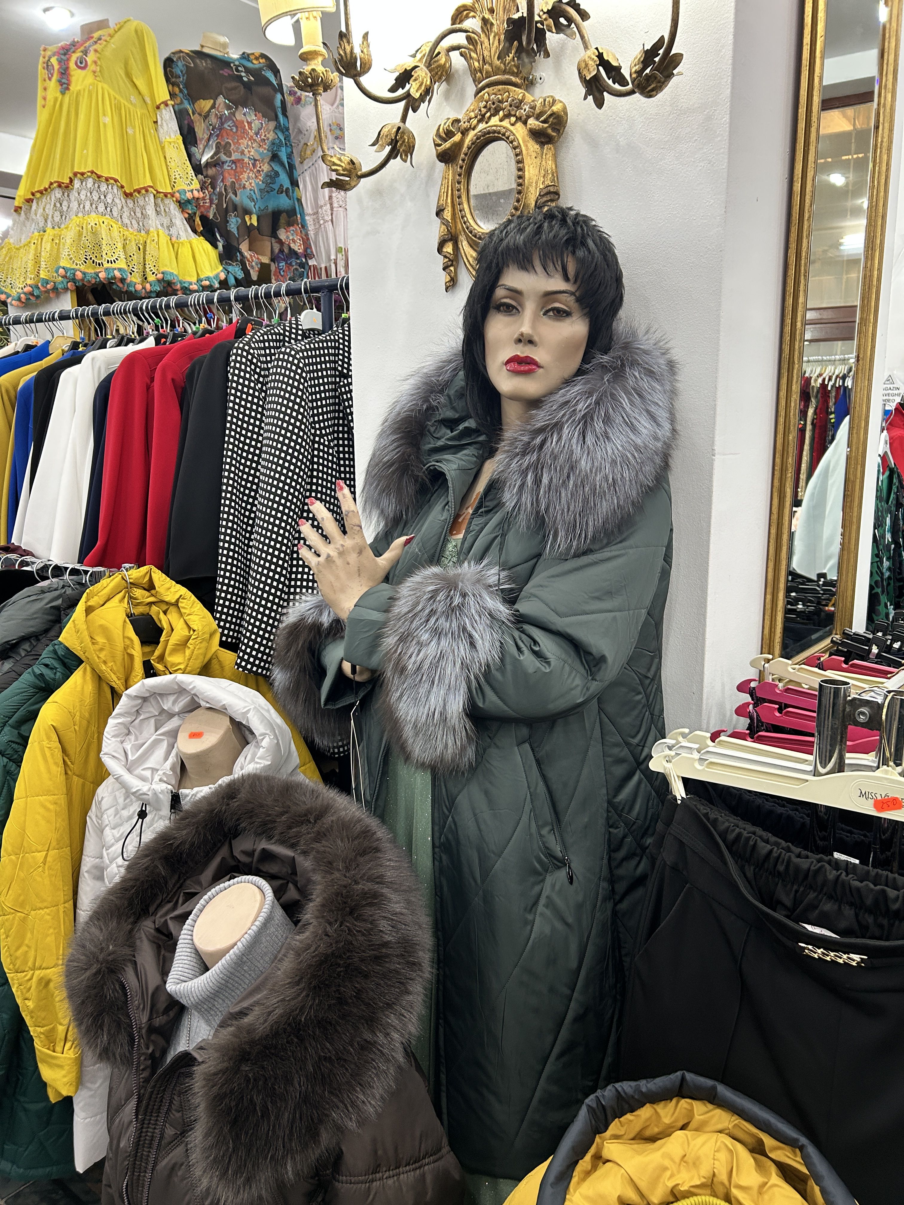 FOTO | Ce a mai rămas din Magazinul Victoria: Locul care „dădea moda” acum 100 de ani te îmbracă acum pentru un București care nu mai există - Poza 10
